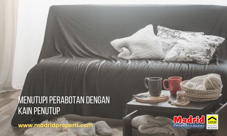 Menutupi perabotan dengan kain penutup